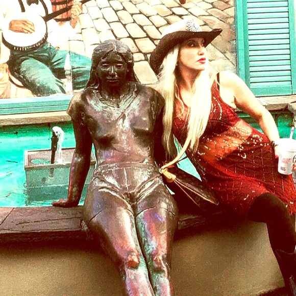 Meet your Posher Ellen - Picture 1 of 8